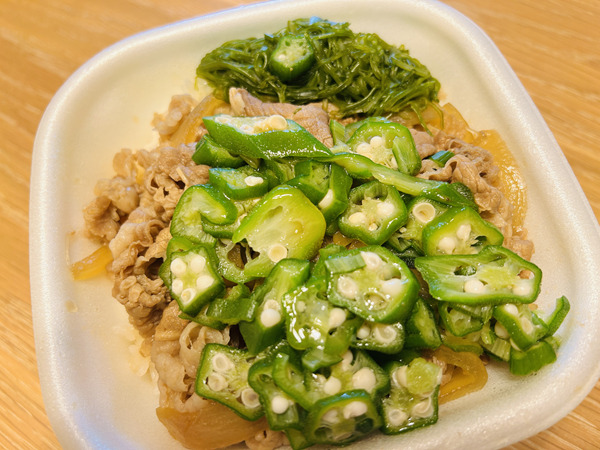 オクラとめかぶが乗ったすき家の牛丼
