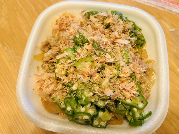 おかかとオクラとめかぶが乗ったすき家の牛丼